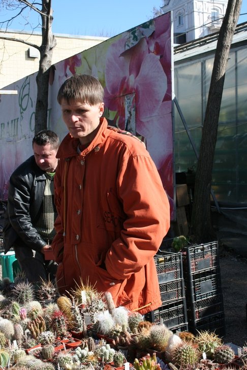 выставка в Одессе продавцы.JPG