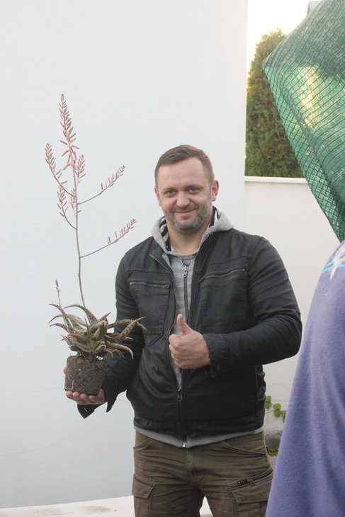 Счастливый Сергей Дышкант с подаренным алоэ :).