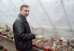 Сергей Завгородний (Енакиево, Донецкая обл.) в теплице Е. Ивановой. 2009 г. (8130 відвідувань) Сергей Завгородний (Енакиево, Донецкая обл.) в теплице Е. Ивановой. 2009 г.