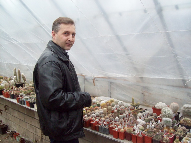 Сергей Завгородний (Енакиево, Донецкая обл.) в теплице Е. Ивановой. 2009 г. (8130 відвідувань) Сергей Завгородний (Енакиево, Донецкая обл.) в теплице Е. Ивановой. 2009 г.