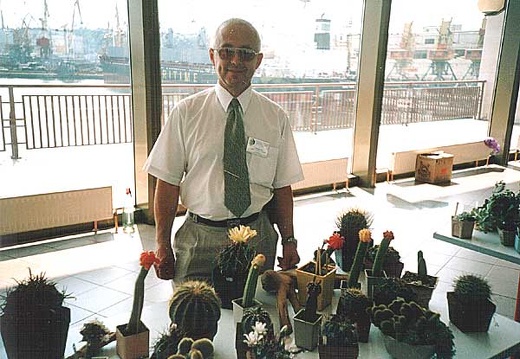 Выставка 2 августа 2003 (2124 відвідувань) О.А. Толкачев и его растения
Фото Ивановой Елены (Киев)... Выставка 2 августа 2003