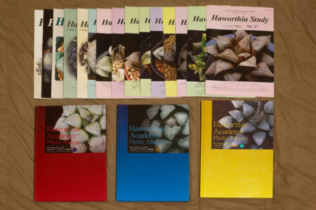 Японські журнали Haworthia Study та три альбоми культиварів Haworthia Academy